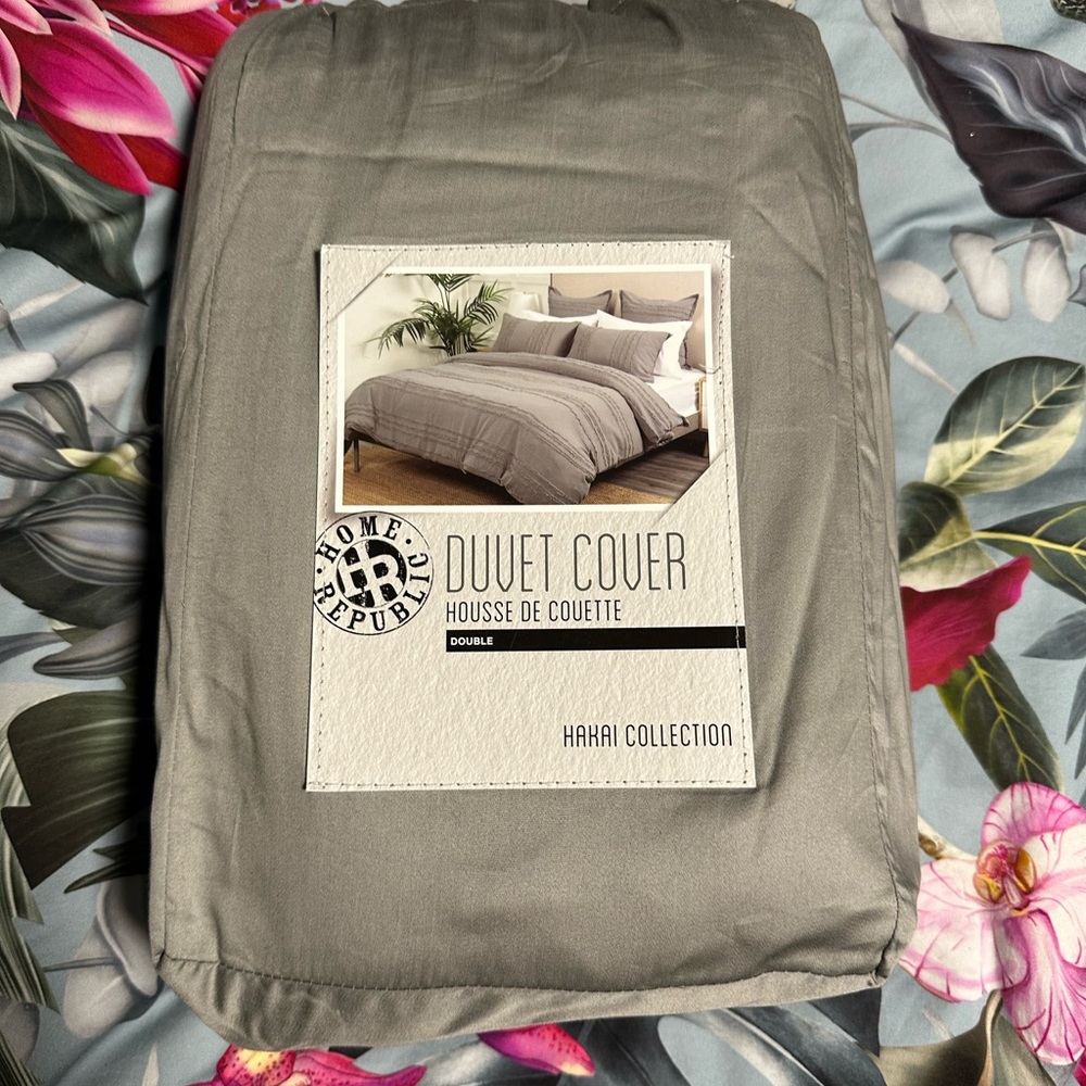 Quilts Etc. NWOT Gray/Green Tufted Chenille Duvet Cover